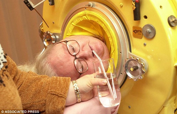 Song 61 nam nho 'phoi sat' hinh anh