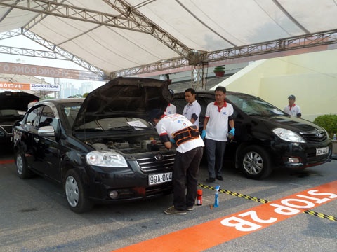 Xe bong dung het dien, tu cuu the nao? hinh anh