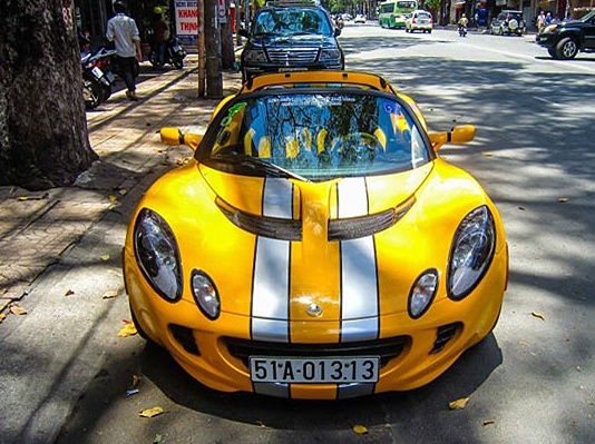 Loat sieu xe Viet bien khung xuat hien tren bao Tay hinh anh