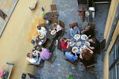 Phuc vu mon an tu… thung rac hinh anh