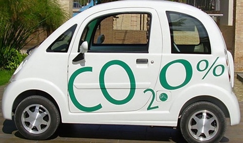 O to xe may chay bang… phan va nuoc tieu hinh anh