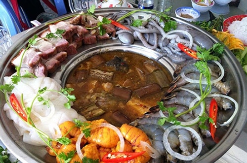 Hoa chat soi trong noi lau cua dan nhau Sai Gon hinh anh