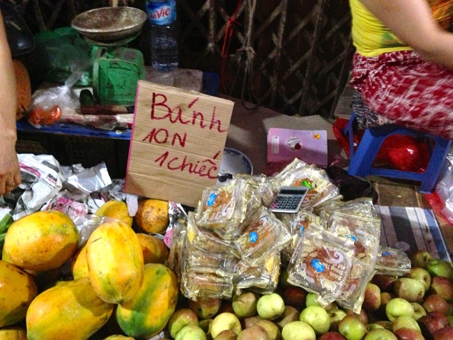 Banh trung thu 10.000 dong do dong ban chung voi trai cay hinh anh