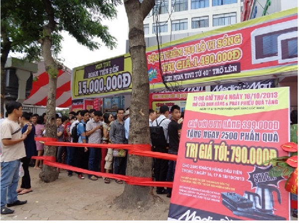 Hang tram nguoi xep hang san do khuyen mai hinh anh