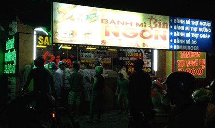 Nguoi dan Da Nang xep hang mua banh my lot da sau bao hinh anh