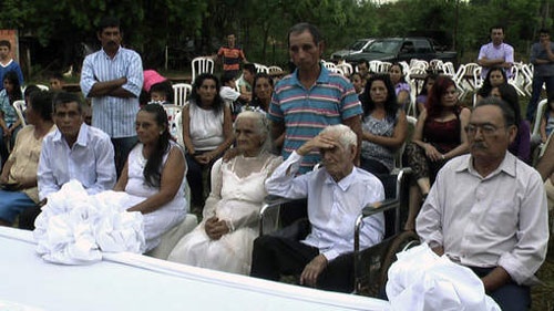 Chu re 103 tuoi ket hon co dau 99 tuoi hinh anh