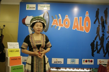 Co giam doc nguoi Mong hoc lop 3 o lang du lich Sa Pa hinh anh