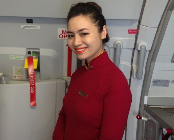 Tiep vien truong Vietnam Airlines mo quan bun dau mam tom hinh anh
