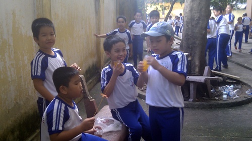 Keo lo mieng, muc gay oi ban day cang tin truong tieu hoc hinh anh