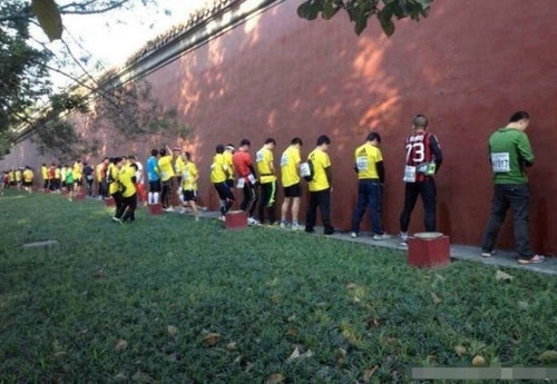 Xep hang te bay vao di san hinh anh