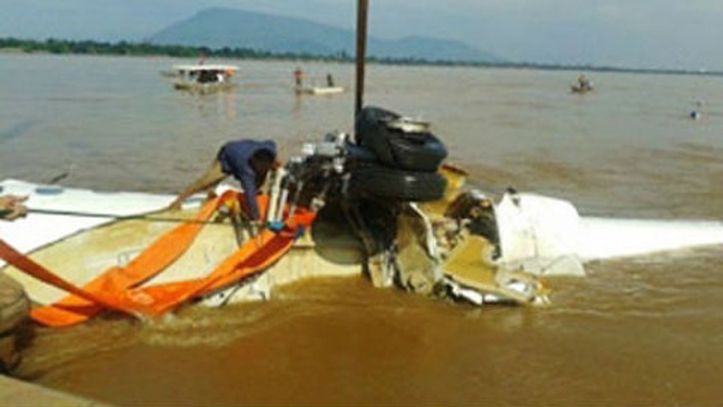 Lao da truc vot duoc may bay duoi day song hinh anh