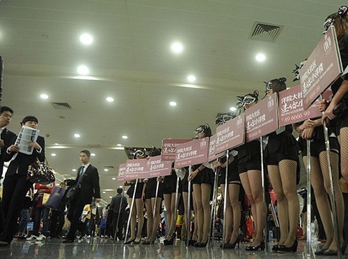 Tiep thi nha o bang chan dai mac bikini hinh anh