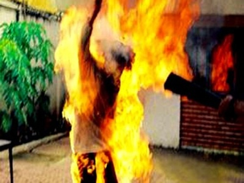 To tinh that bai, do xang cham lua dot ban gai hinh anh