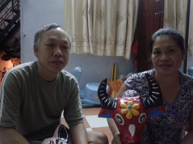 Nguoi giu lua nghe lam mat na giay boi hinh anh