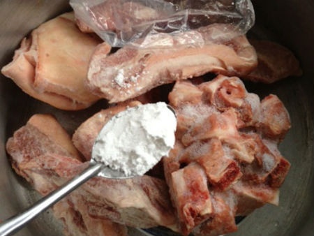 Quan an dung bot lam sach bon cau de nau cho thuc khach hinh anh