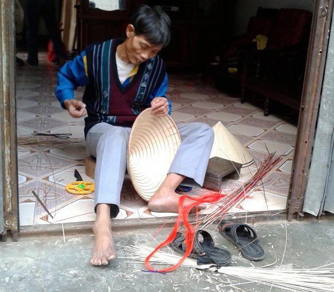 Nguoi lang Chuong lam non thu nhap 50.000 dong/ngay hinh anh