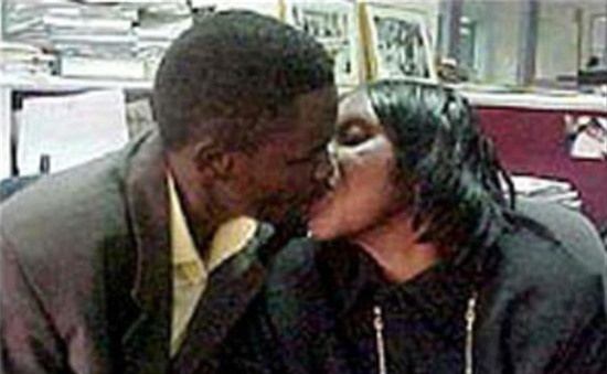 Chuyen tinh me de - con ruot gay soc hinh anh