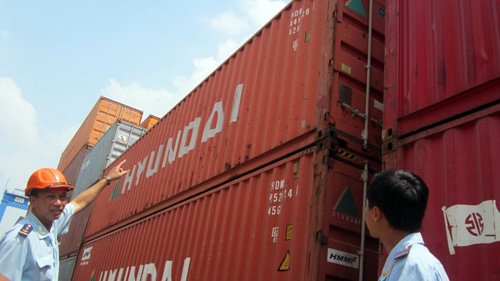 Hang chuc oto bac ty 'bo quen' tai cang hinh anh