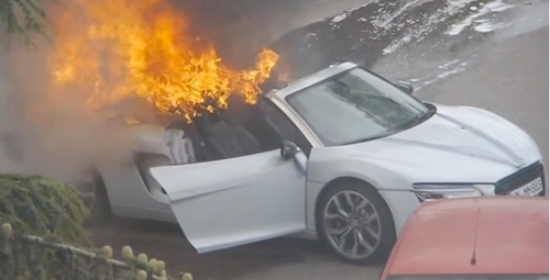 Sieu xe bong nhien boc chay trong dam cuoi hinh anh