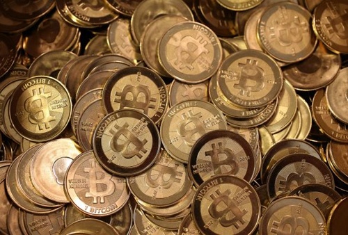 Chi nua trieu dong mua tien ao duoc gan trieu USD tien that hinh anh