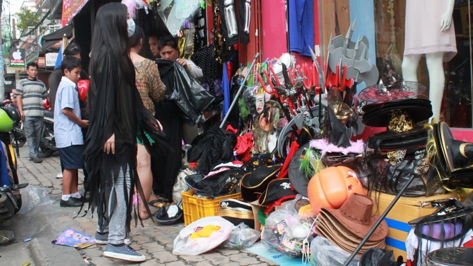 Phat hien hang tram do choi  Halloween gay ngua, di ung hinh anh