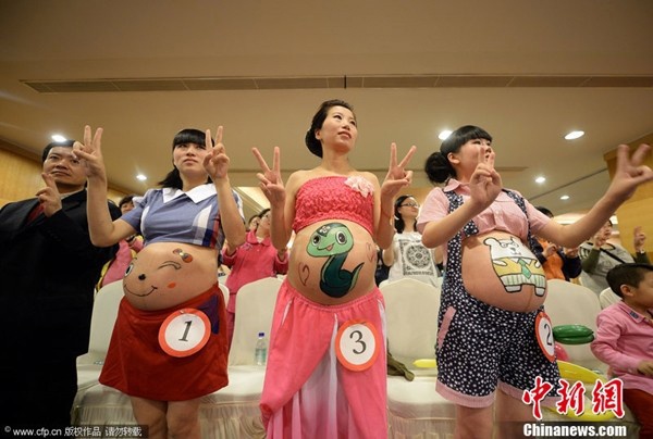 Hai huoc voi cuoc thi ve tranh len bung ba bau hinh anh