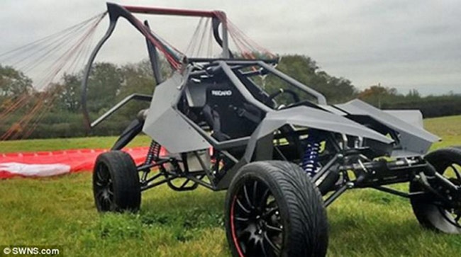 Xuat hien o to bay chay ngang xe Porsche hinh anh