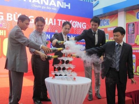 Cuoc dua mao hiem cua cac sieu thi dien may moi hinh anh