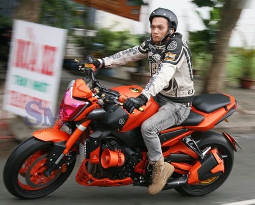 Yamaha FZ1 do dep don Noel hinh anh