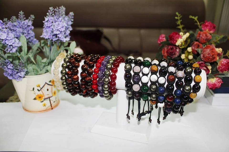 Vong tay phong thuy gia bac trieu hinh anh