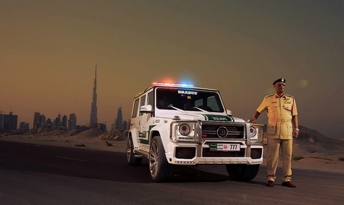 Canh sat Dubai lai 'choi' xe khung hinh anh