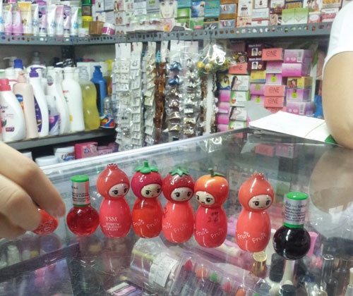 Cho tre so sinh dung ca son moi nhiem hoa chat hinh anh