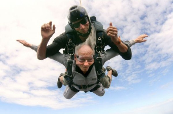 Nhay du mao hiem trong le mung sinh nhat thu 100 hinh anh