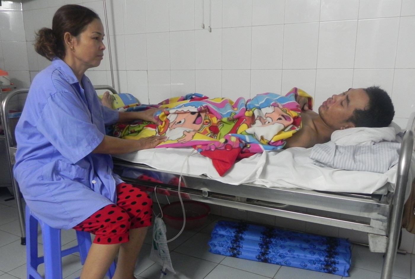 Cham nguoi benh nang kiem gan nua trieu/ngay hinh anh