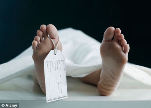 Say ruou, bi bac si dua toi nha xac hinh anh