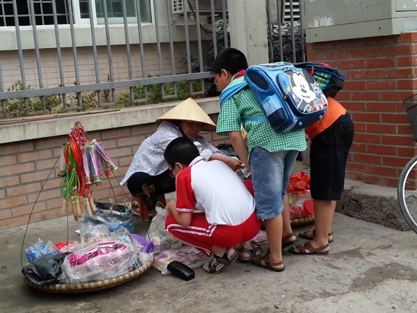 Qua vat Trung Quoc tran lan truoc nhieu cong truong hinh anh