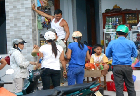 Dan dao Ly Son chen mua xang vi tin don bao Haiyan co lap hinh anh