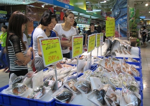 So bao, nguoi Ha Noi mua luong thuc tich tru luc 9 gio toi hinh anh