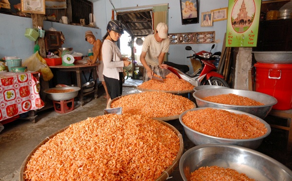 Can canh quy trinh lam tom kho dac san o mien Tay hinh anh
