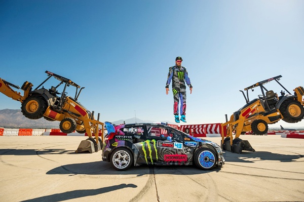 Clip Ford Fiesta 'lam xiec' trong Gymkhana 6 hinh anh