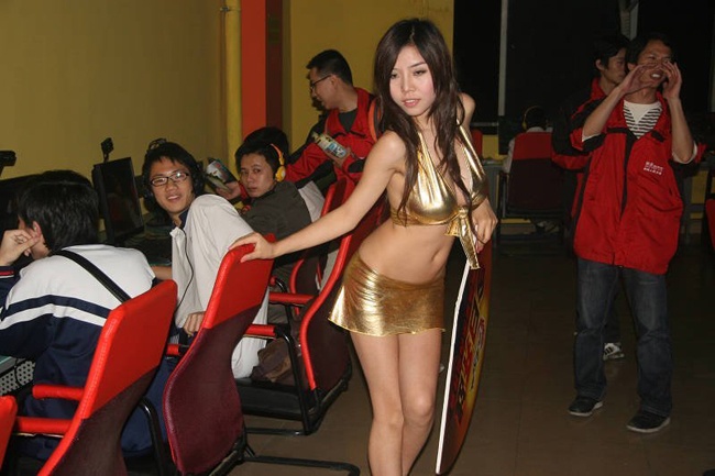 Quan net VIP co nu tiep vien sexy phuc vu hinh anh