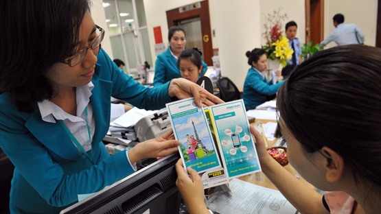 Mua bao hiem moi duoc vay tien hinh anh