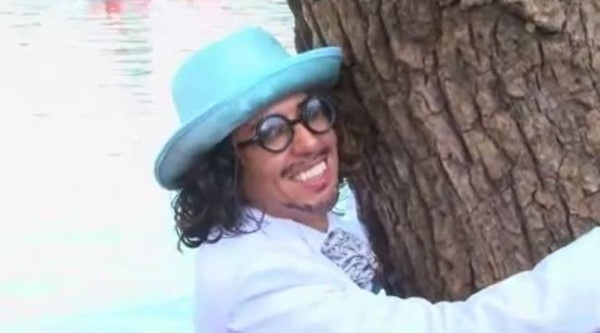 Nguoi dan ong ket hon voi mot cai cay hinh anh