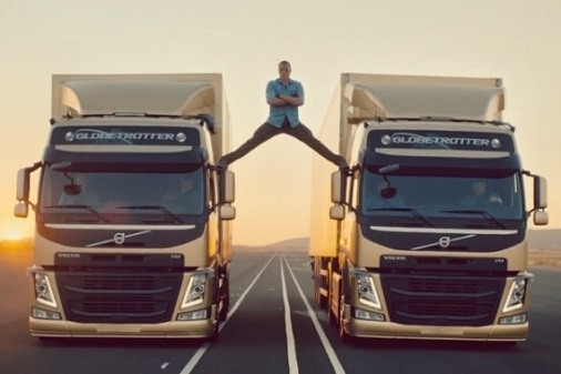 'Lam xiec' voi 2 chiec xe tai chay lui hinh anh