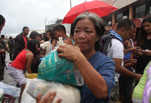 Hang cuu tro toi tay nguoi Viet o Philippines hinh anh