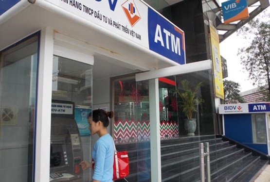 Gui tien ngan hang van lo hinh anh