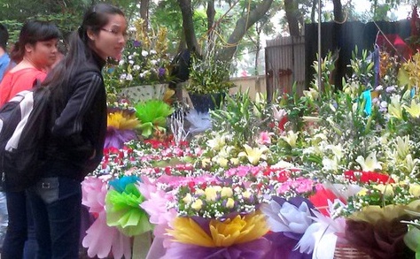 Phu huynh chon phong bi, hoa, qua e dip 20/11 hinh anh