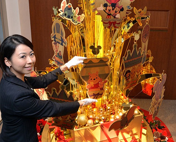 Cay thong Noel bang vang rong tri gia hon 100 ty dong hinh anh