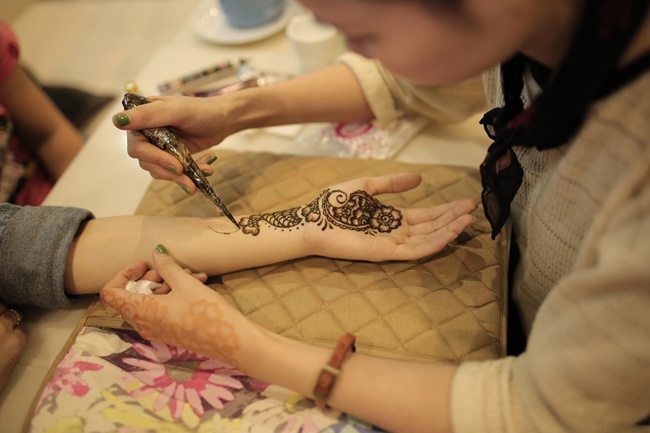 Can canh co gai ve Henna Tattoo thu bac trieu moi thang hinh anh