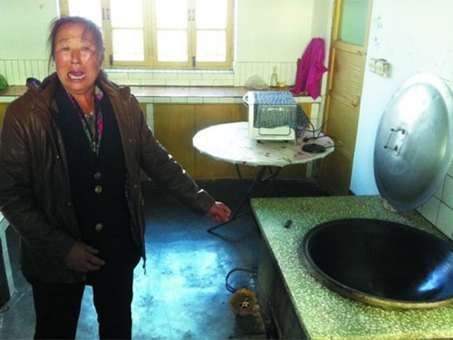 Tre ba thang tuoi bi nem vao vac nuoc soi hinh anh